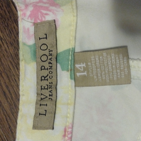 Liverpool Jeans Co lemon creme floral cropped Capri jeans size 14 - Picture 2 of 5